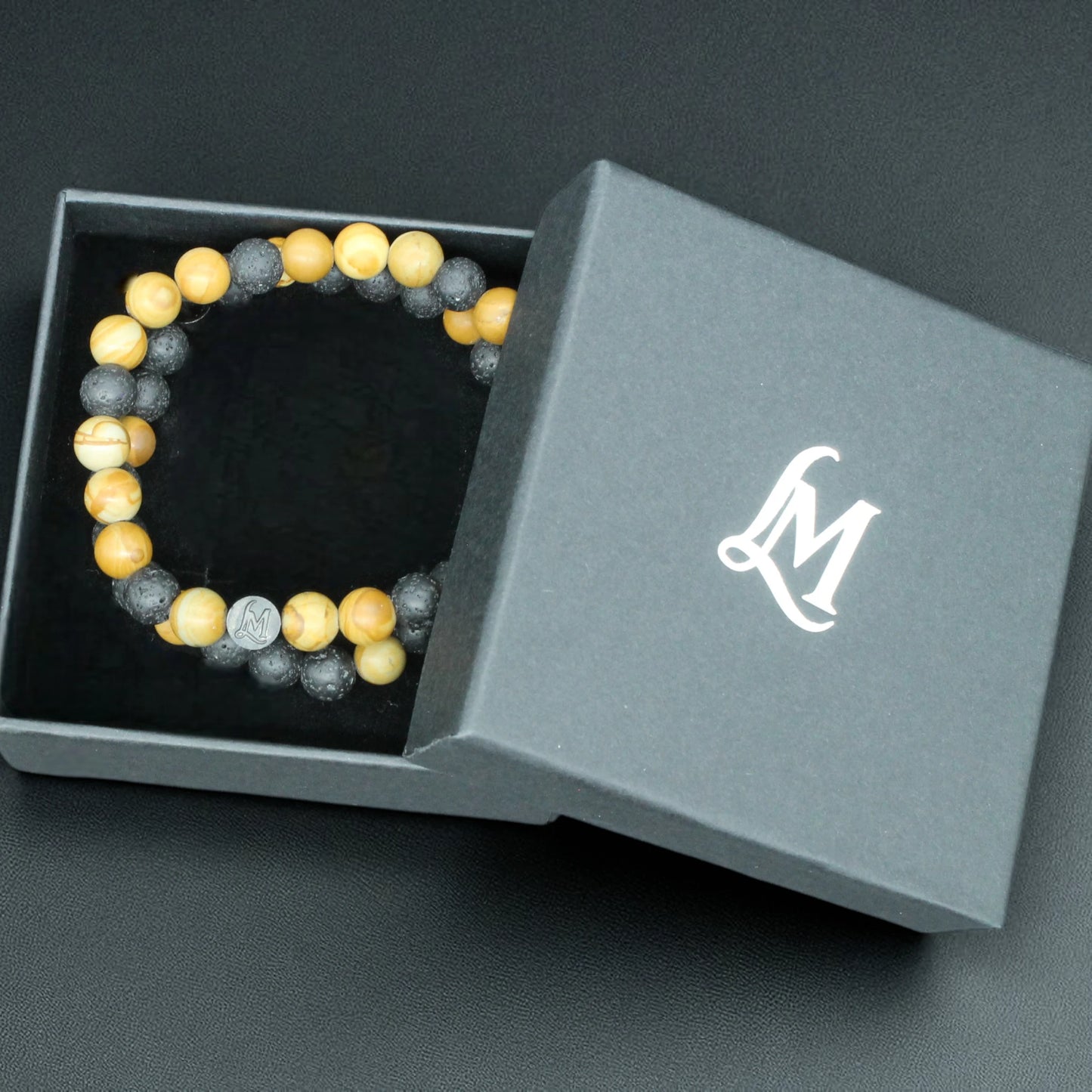 Bracelet perles homme – Lave + Bois rayé jaune (duo inversé) | MenacL