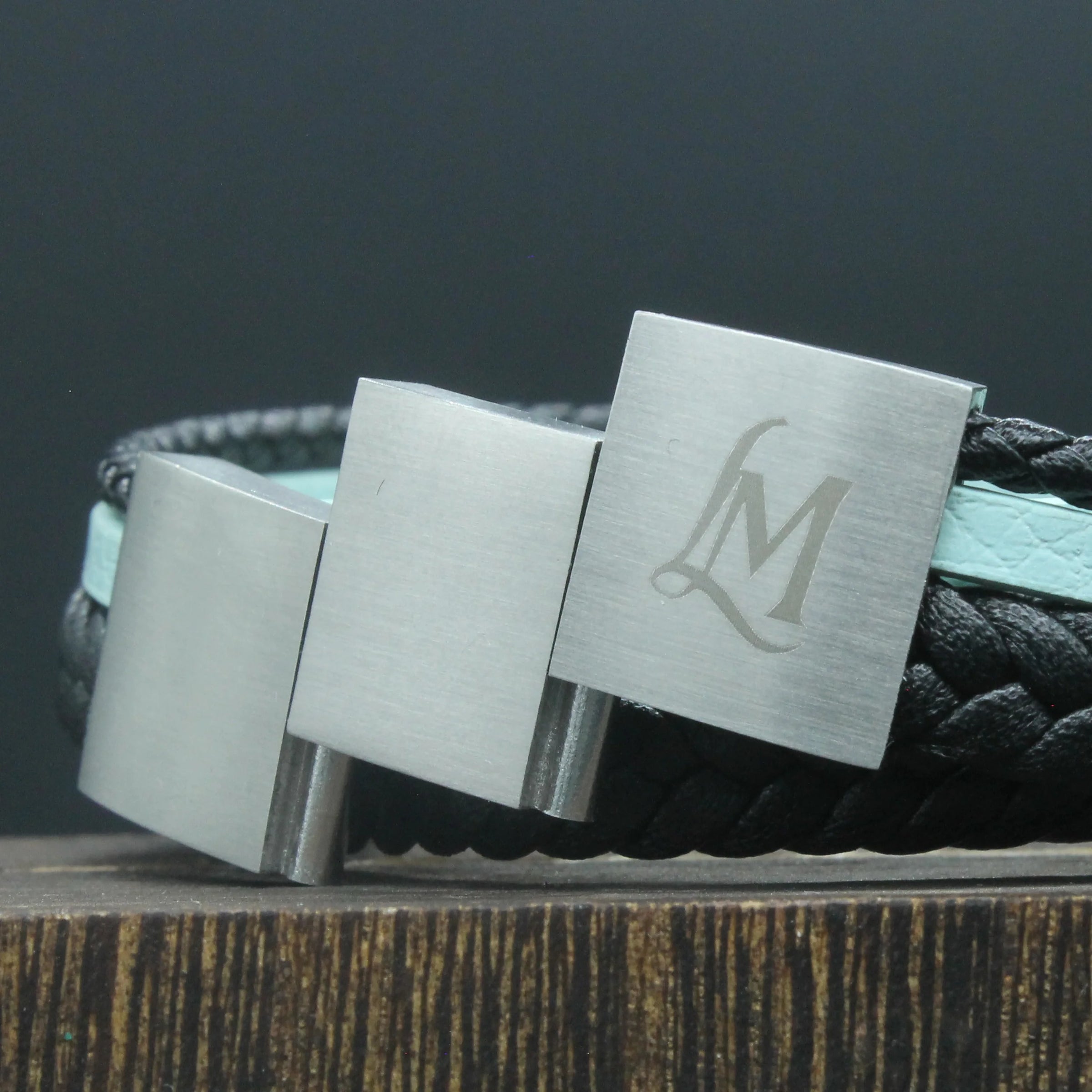 Bracelet cuir homme MenacL avec fermoir magnétique en acier inoxydable 316L, design triple brin, style minimaliste, ajustable.