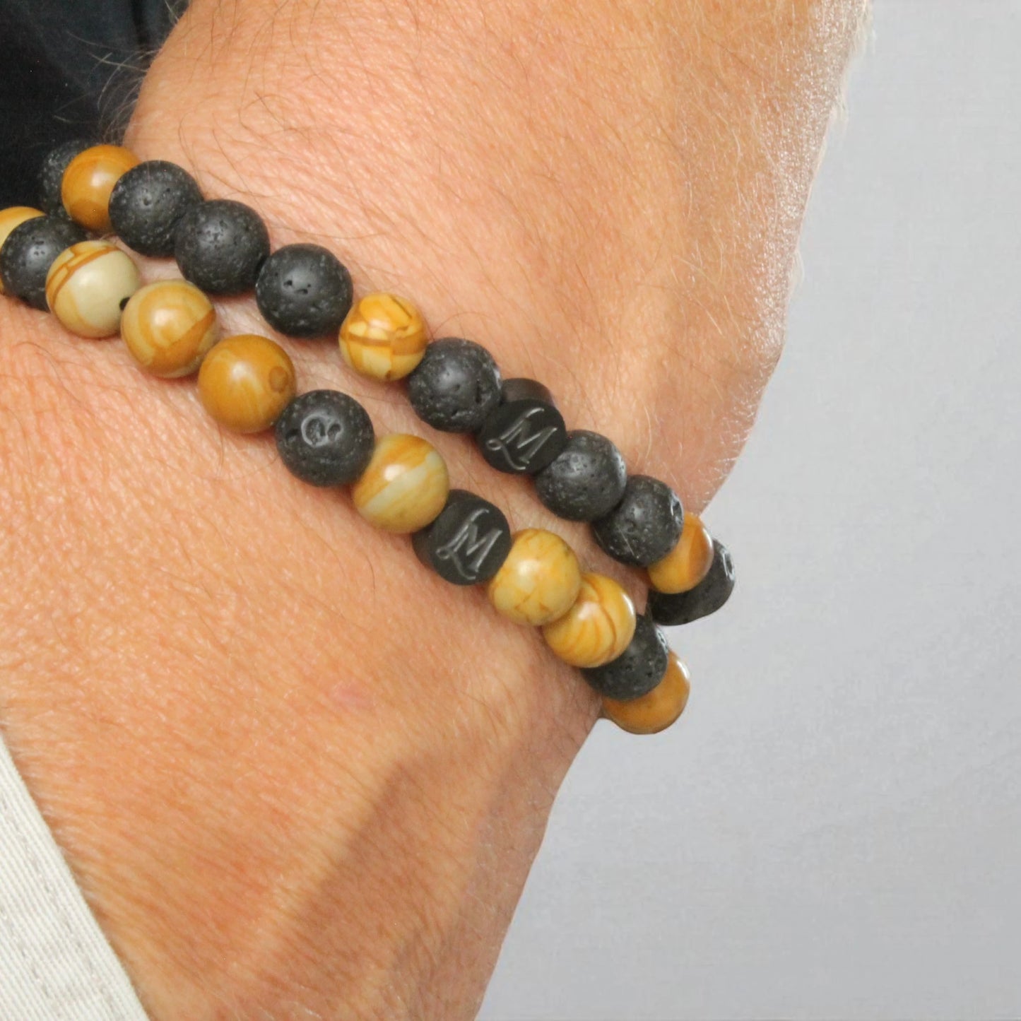 Bracelet perles homme – Lave + Bois rayé jaune (duo inversé) | MenacL