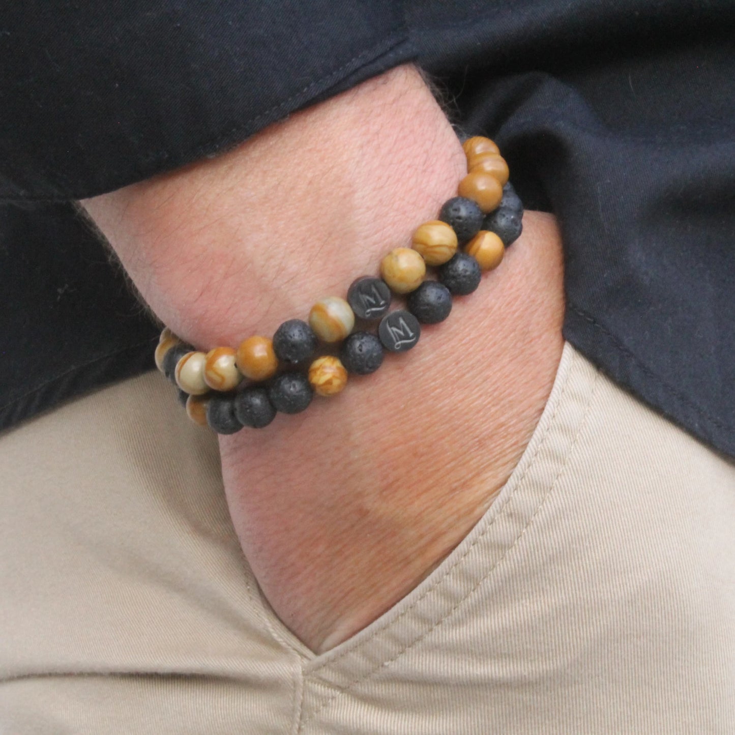 Bracelet perles homme – Lave + Bois rayé jaune (duo inversé) | MenacL