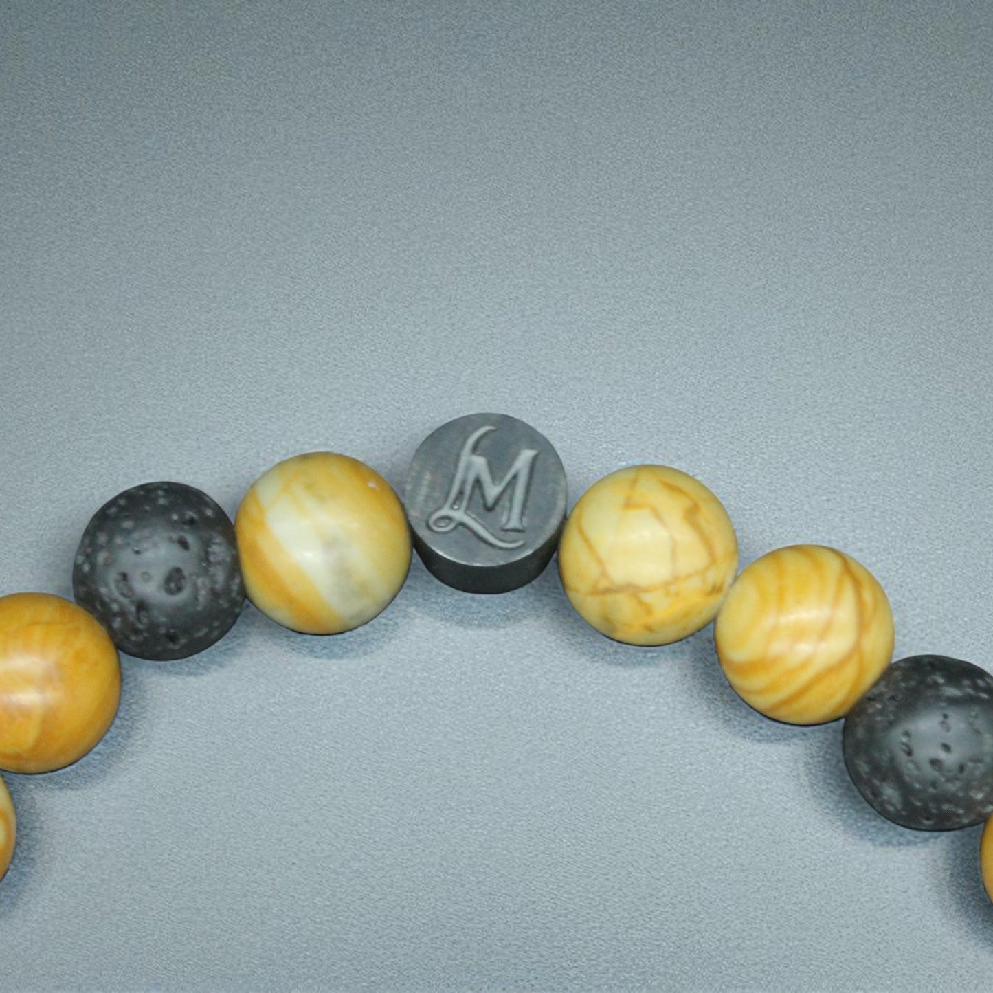 Bracelet perles homme – Lave + Bois rayé jaune (duo inversé) | MenacL